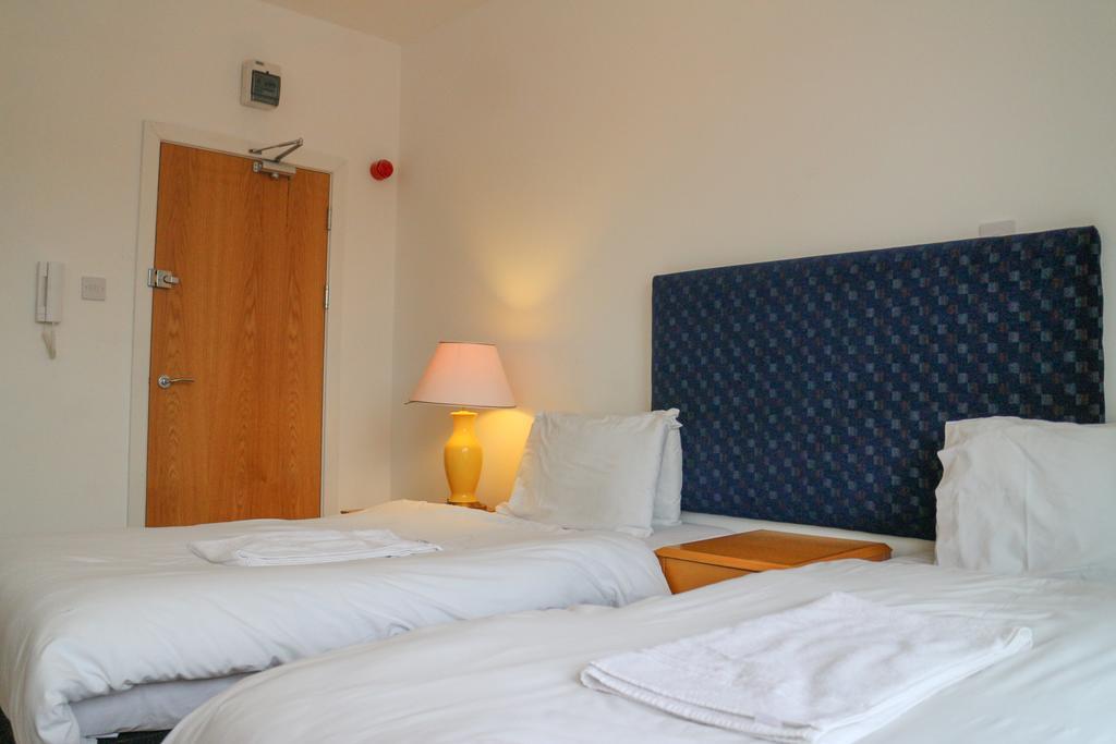 Oscar Lodge Northampton Bilik gambar