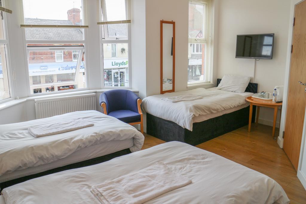 Oscar Lodge Northampton Bilik gambar