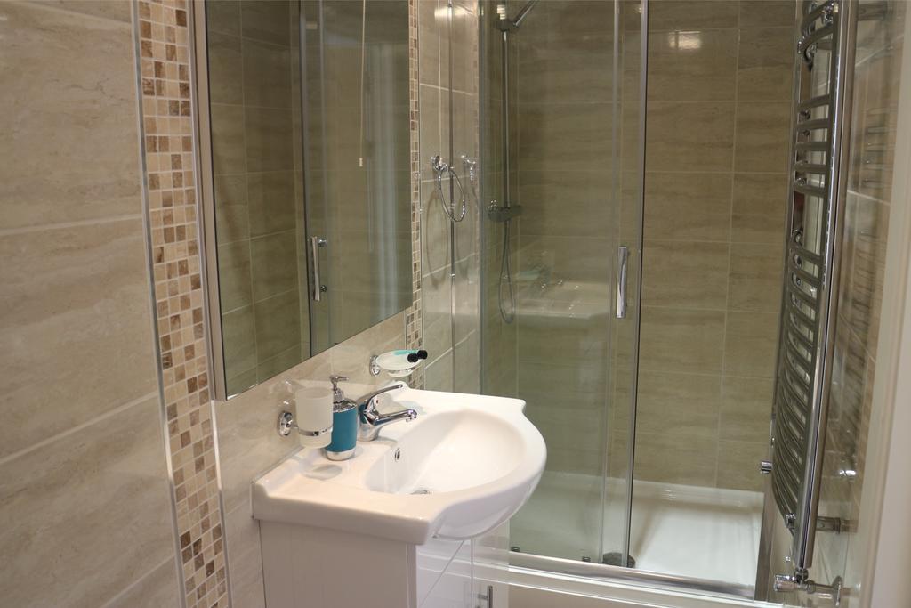 Oscar Lodge Northampton Bilik gambar