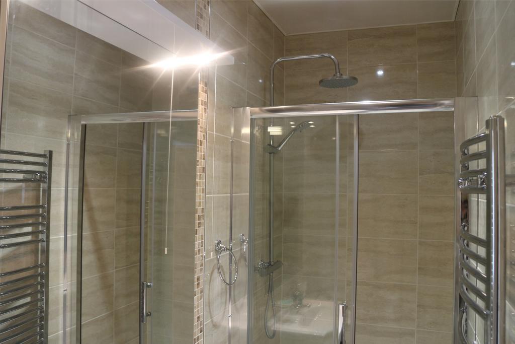 Oscar Lodge Northampton Bilik gambar